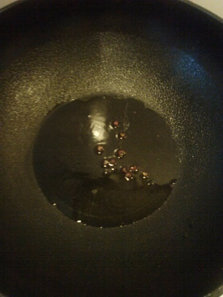 青椒火腿粒炒蛤蜊肉步骤2