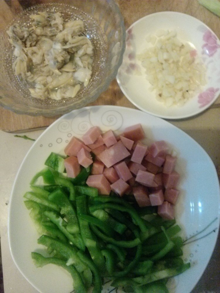 青椒火腿粒炒蛤蜊肉步骤1