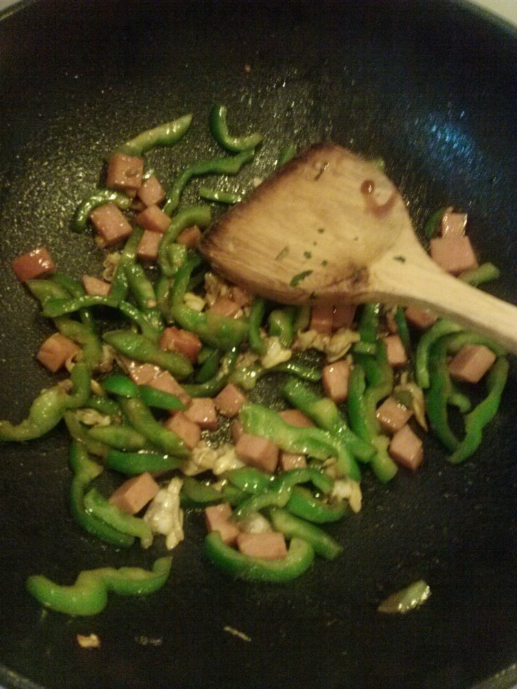 青椒火腿粒炒蛤蜊肉步骤6