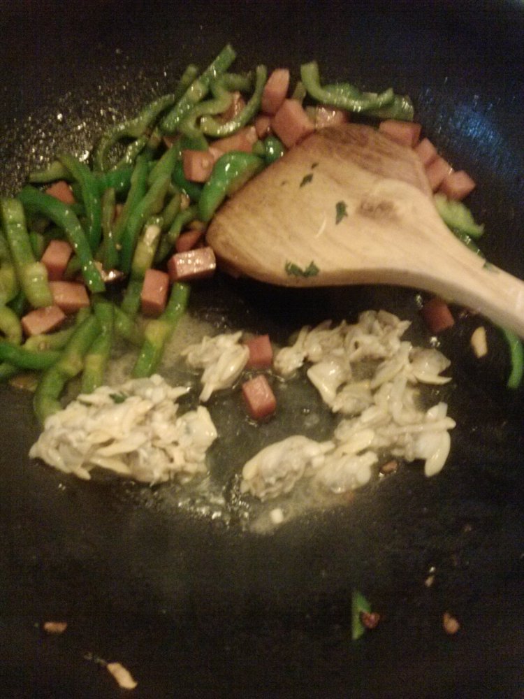 青椒火腿粒炒蛤蜊肉步骤5