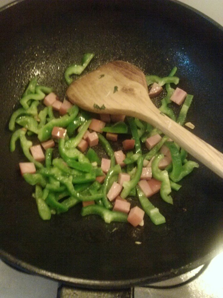青椒火腿粒炒蛤蜊肉步骤4