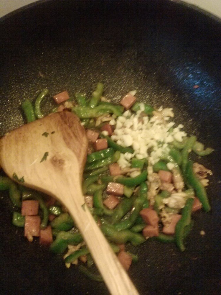 青椒火腿粒炒蛤蜊肉步骤7