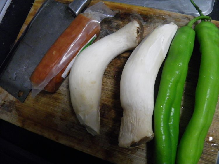 青椒火腿炒杏鲍菇步骤1