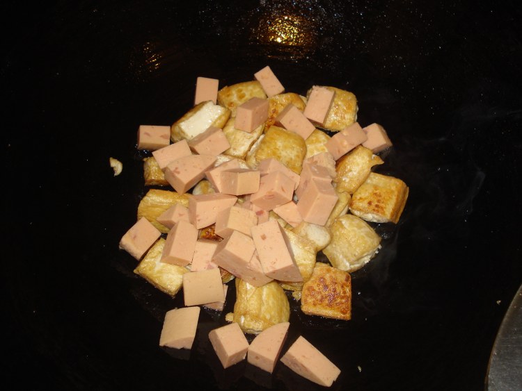 豆腐黄瓜炒火腿步骤5