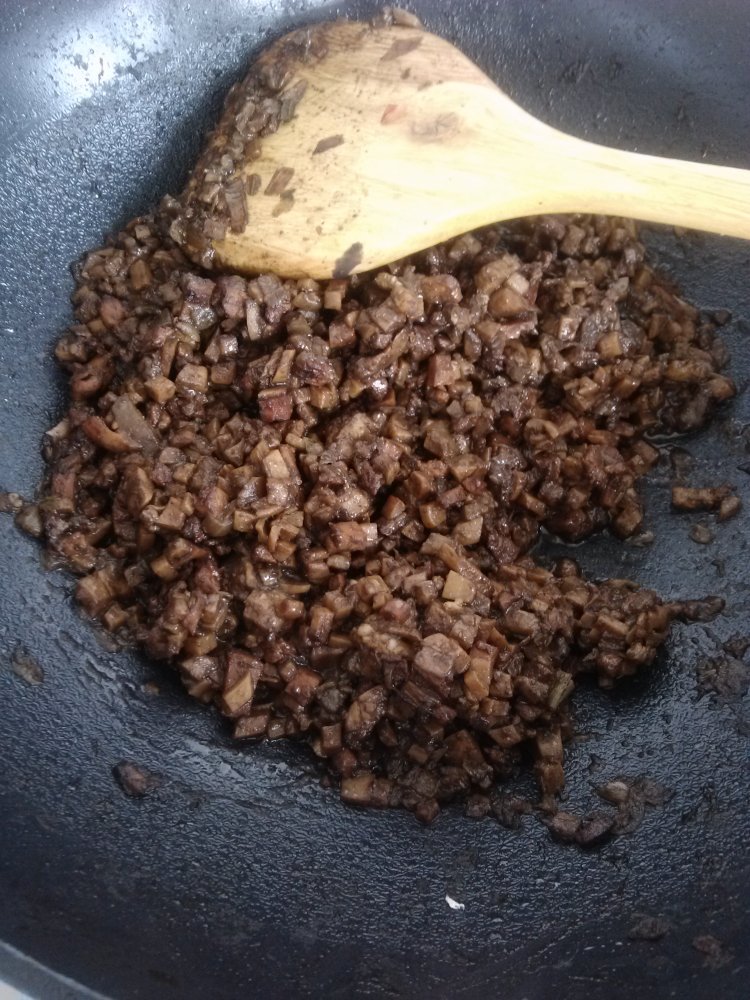 杏鲍菇肉酱菠菜手擀打步骤7