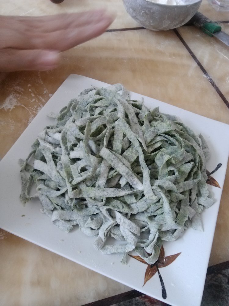 杏鲍菇肉酱菠菜手擀打步骤16