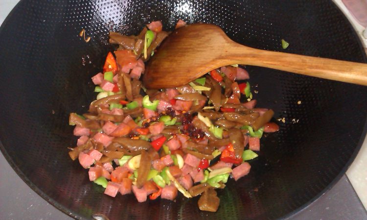 萝卜干炒火腿步骤6