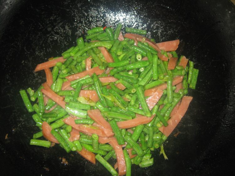 豇豆炒火腿步骤8