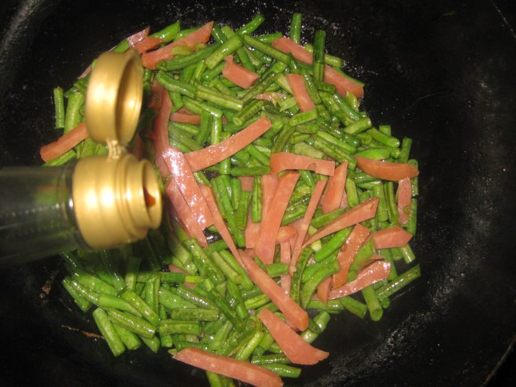 豇豆炒火腿步骤7