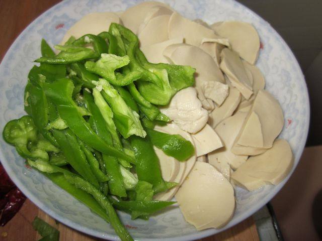 火腿炒素鸡步骤3
