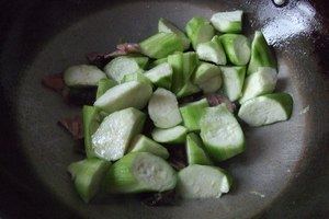 火腿丝瓜炒毛豆步骤7