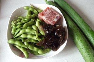 火腿丝瓜炒毛豆步骤1
