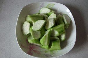 火腿丝瓜炒毛豆步骤3
