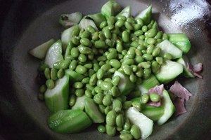 火腿丝瓜炒毛豆步骤8
