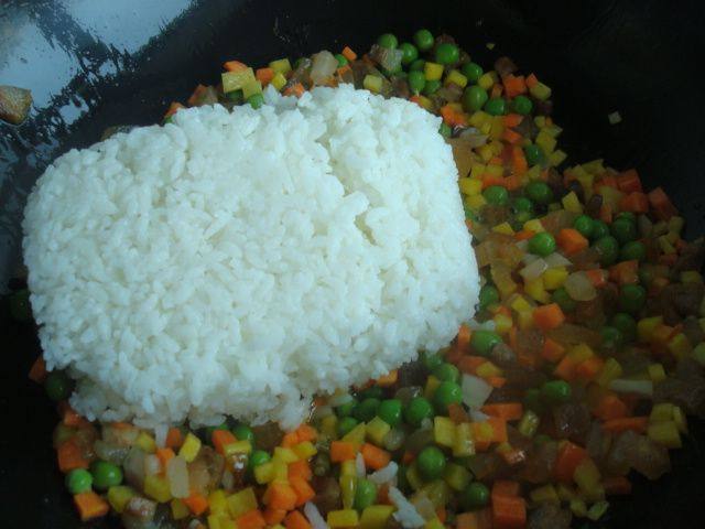 腊肉五彩饭步骤8