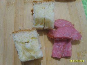 鸡蛋裹炸火腿面包片步骤1