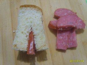 鸡蛋裹炸火腿面包片步骤2