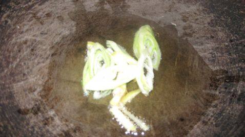 鲜豆干火腿炒洋葱片步骤3