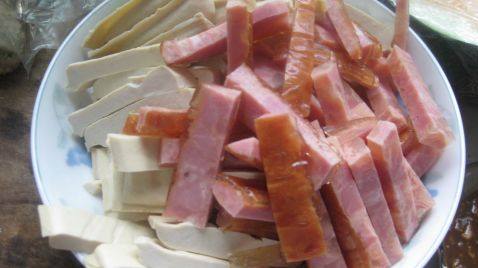 鲜豆干火腿炒洋葱片步骤2
