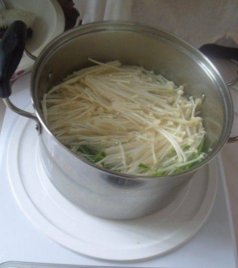 翡翠笋片香菇汤步骤4