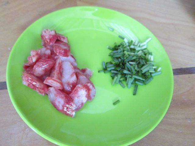 火腿腊肠蛋炒饭步骤1