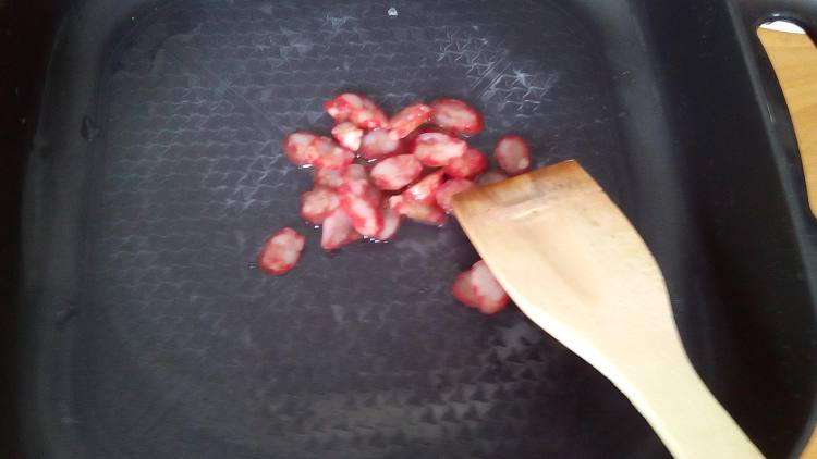 火腿腊肠蛋炒饭步骤5
