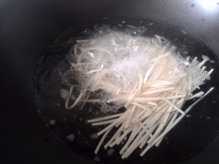 青菜火腿炒面步骤3