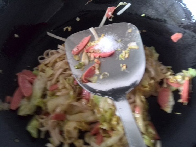 青菜火腿炒面步骤12