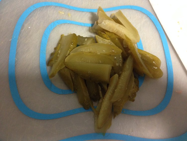 酸黄瓜炒火腿步骤3