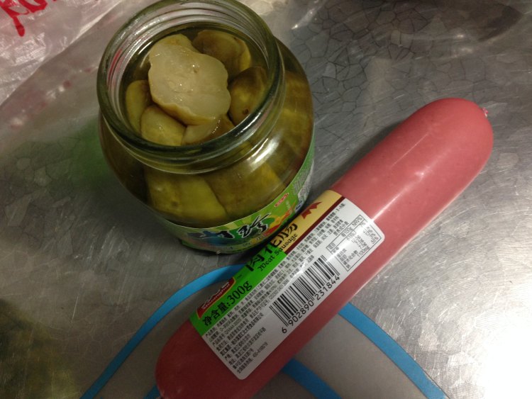 酸黄瓜炒火腿步骤1