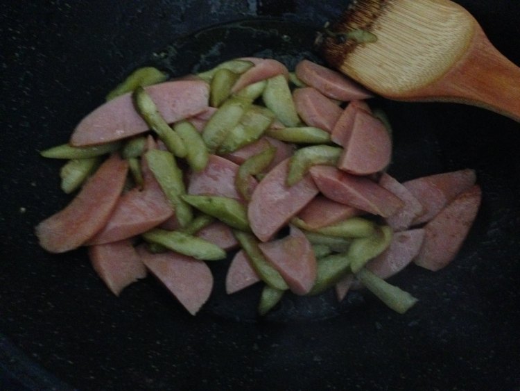 酸黄瓜炒火腿步骤6