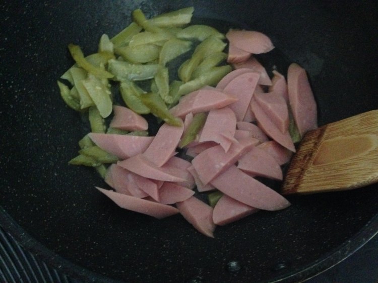 酸黄瓜炒火腿步骤5