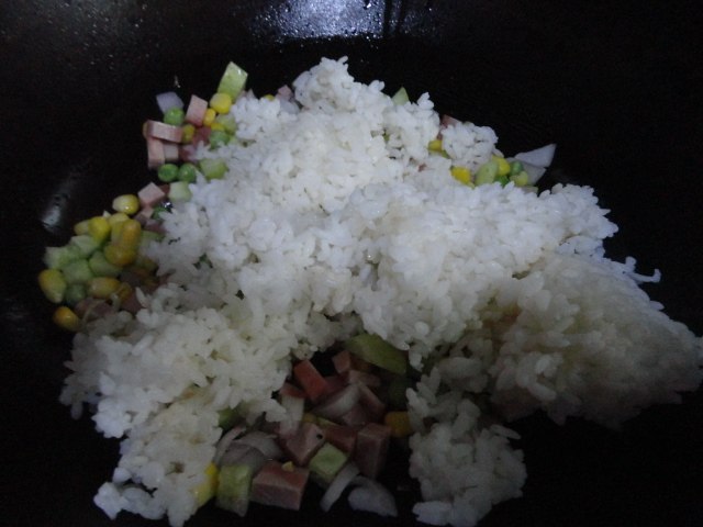 火腿炒米饭步骤6