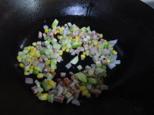 火腿炒米饭步骤5