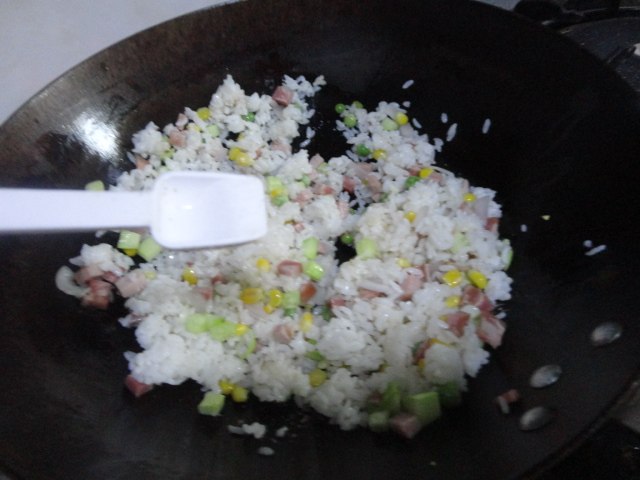 火腿炒米饭步骤8