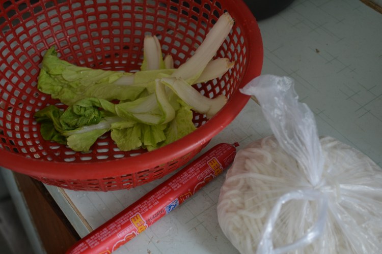 青菜火腿盖米线步骤1