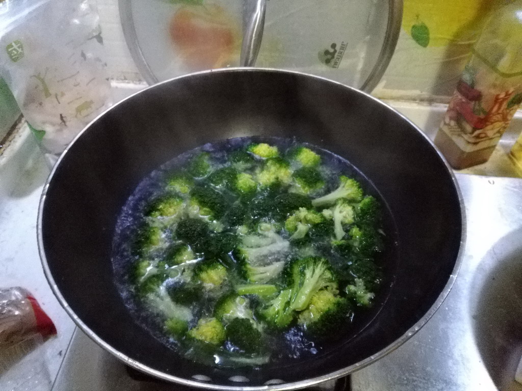西兰花虾仁披萨步骤1