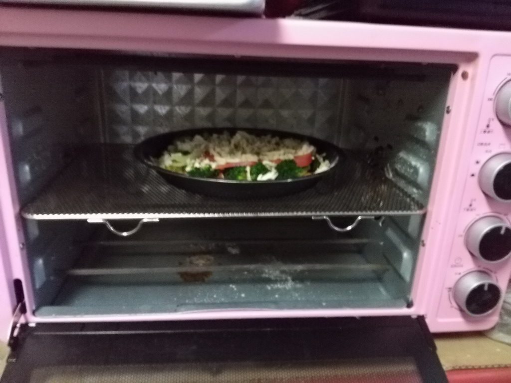 西兰花虾仁披萨步骤8