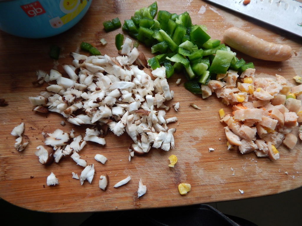 香菇鸡肉肠焗饭步骤1