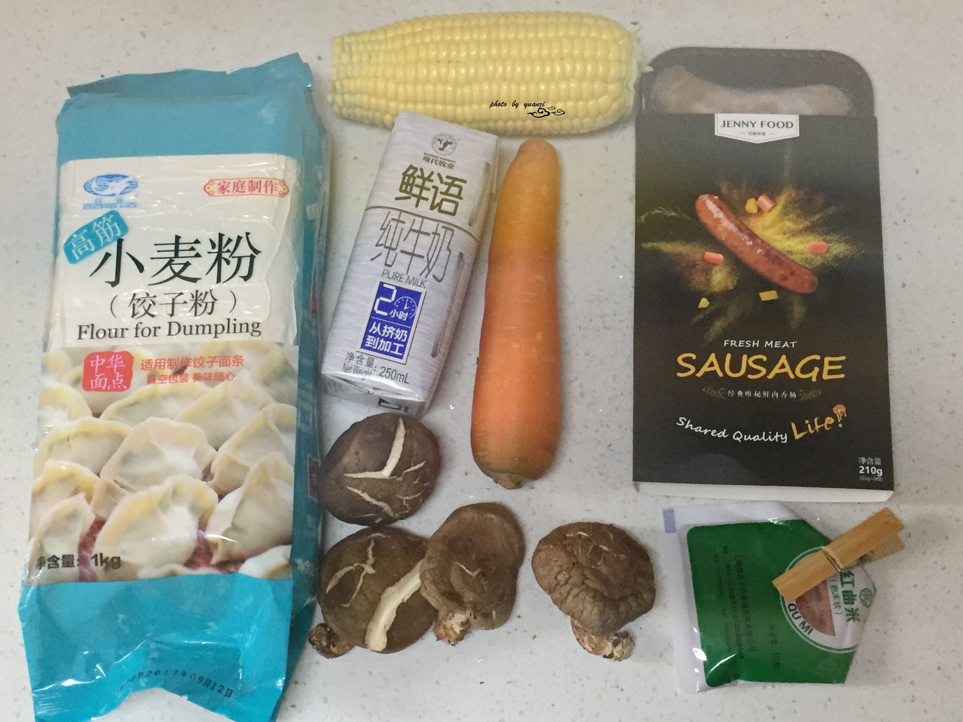 圣诞帽香菇香肠包步骤1
