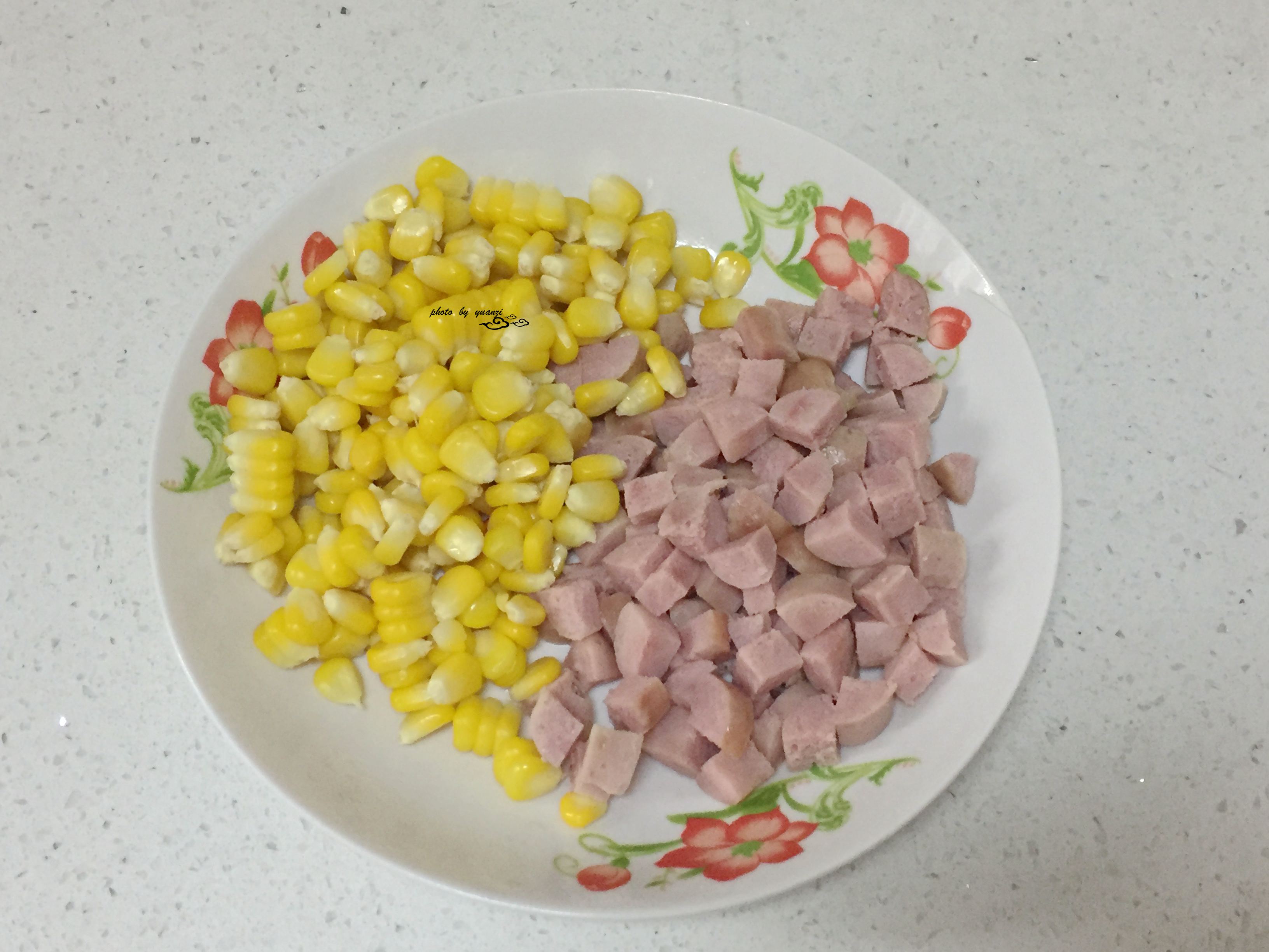 圣诞帽香菇香肠包步骤7