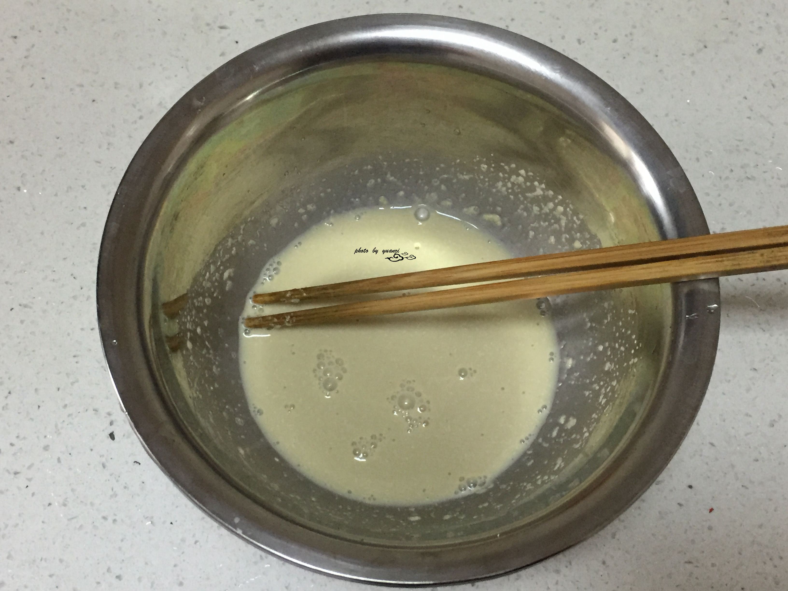 圣诞帽香菇香肠包步骤3