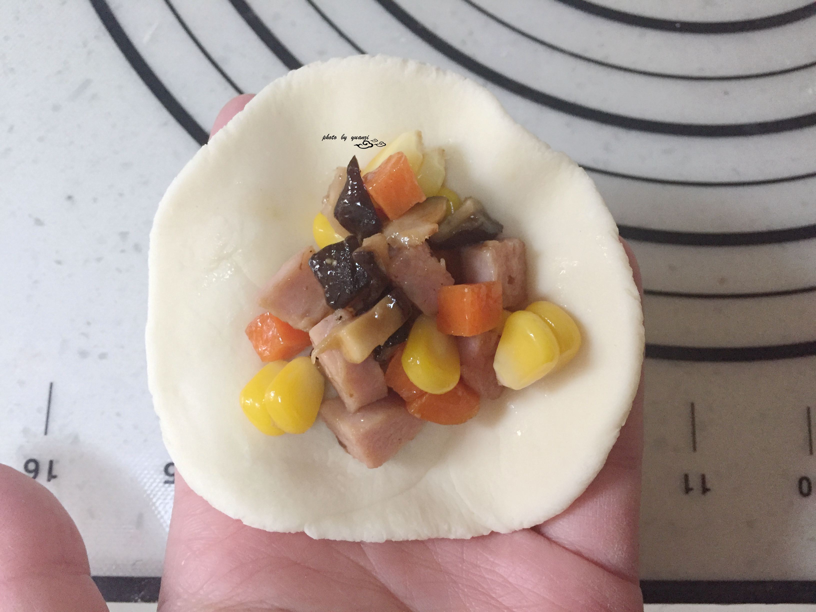 圣诞帽香菇香肠包步骤12