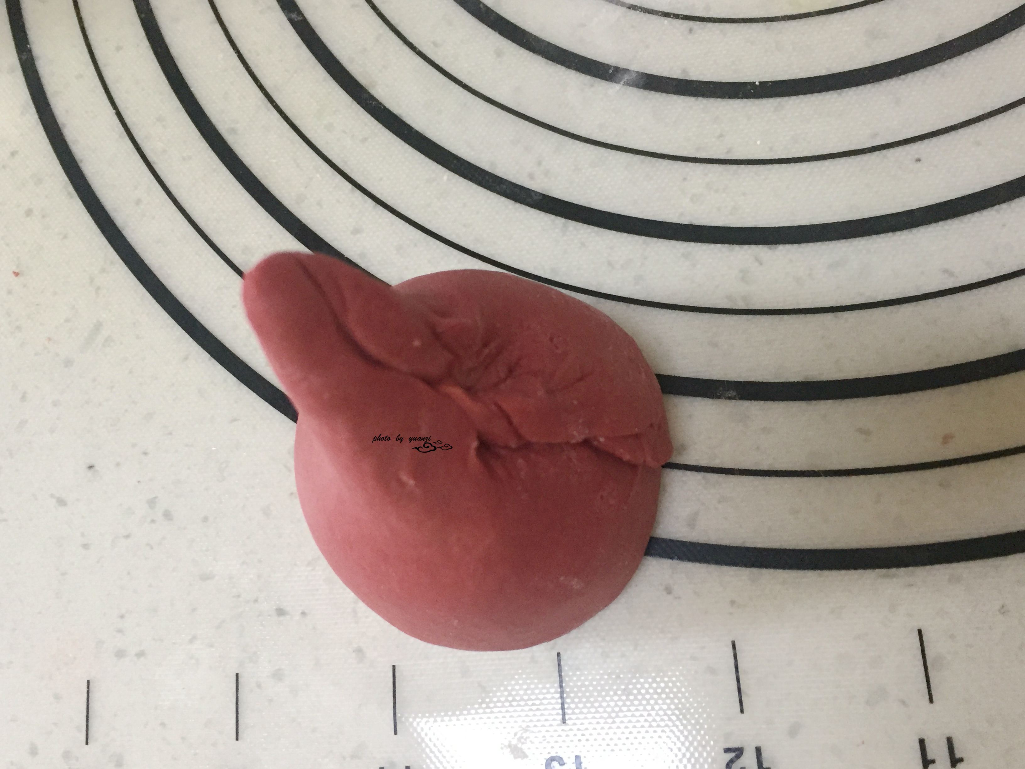 圣诞帽香菇香肠包步骤16