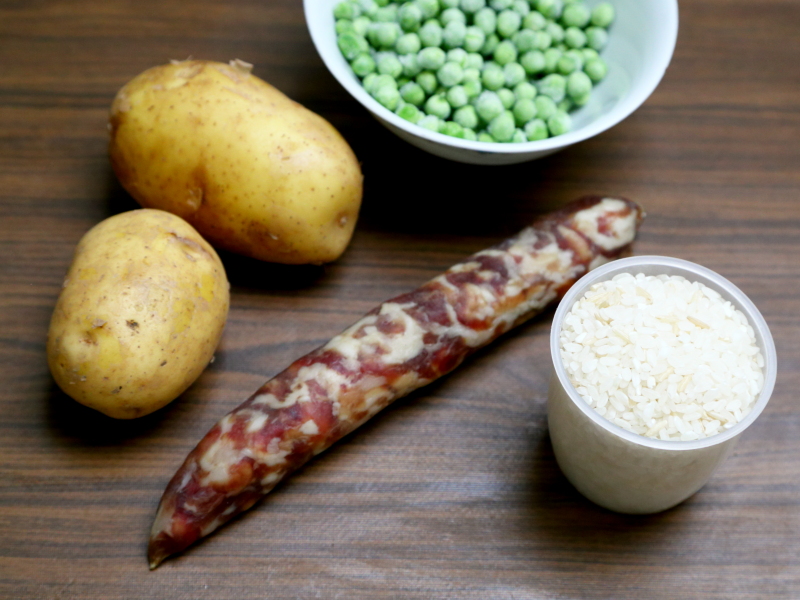 香肠土豆焖饭步骤1