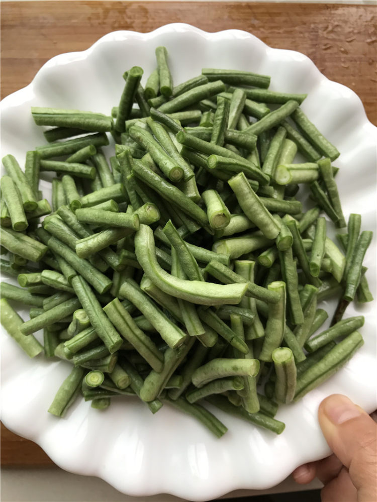 香肠炒豇豆步骤2