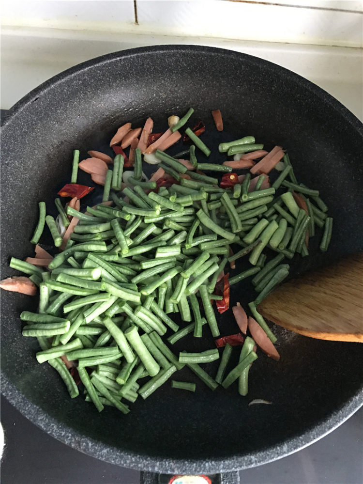 香肠炒豇豆步骤5