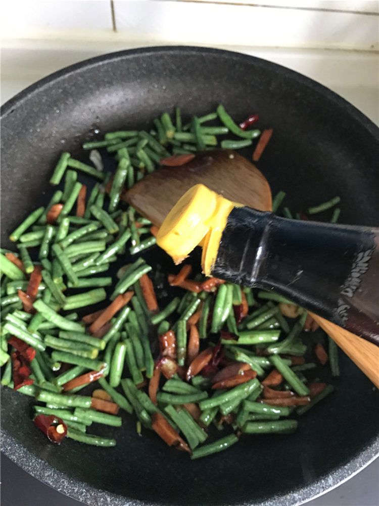 香肠炒豇豆步骤6