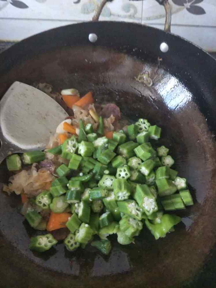 秋葵炒香肠步骤7