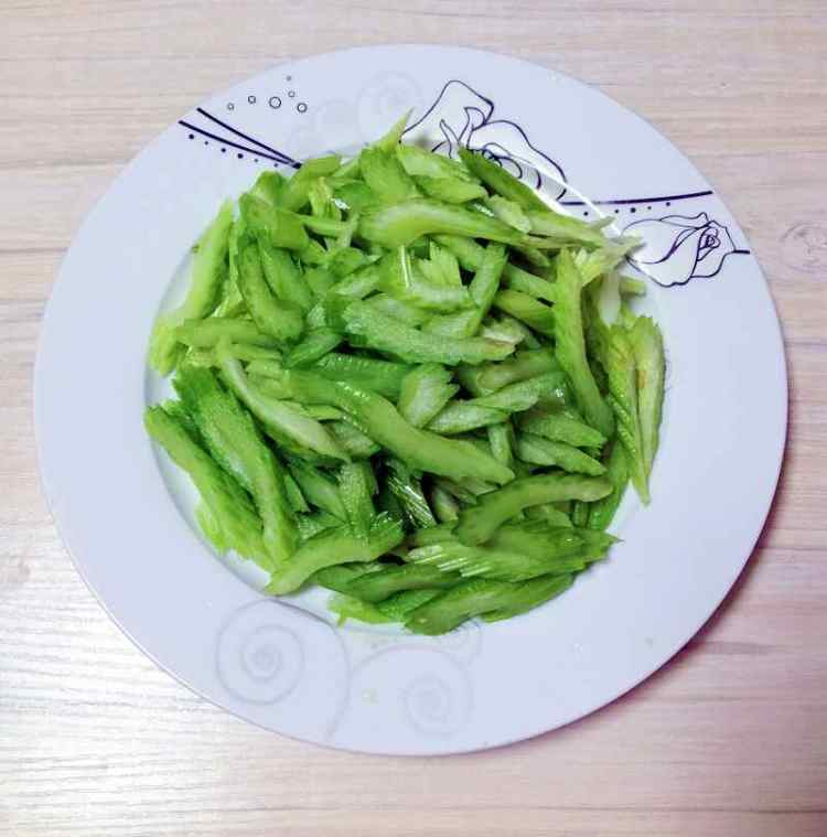 芹菜炒香肠步骤2